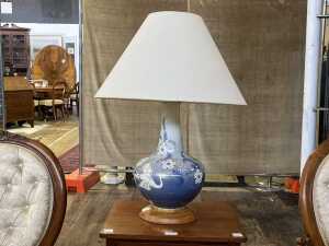 Blue, white and gilt porcelain onion form table lamp