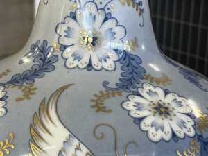 Blue, white and gilt porcelain onion form table lamp - 4