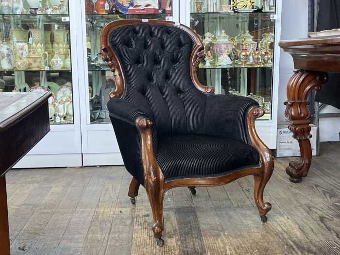 Mid-Victorian walnut gent's chair