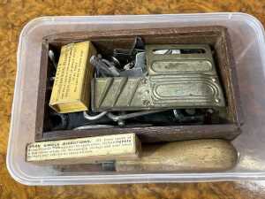 Late Victorian Willcox and Gibbs "Automatic" hand crank chain stitch sewing machine, c.1898 - 4