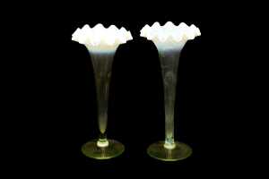 Victorian four trumpet uranium glass epergne with matching pair of vases - 4