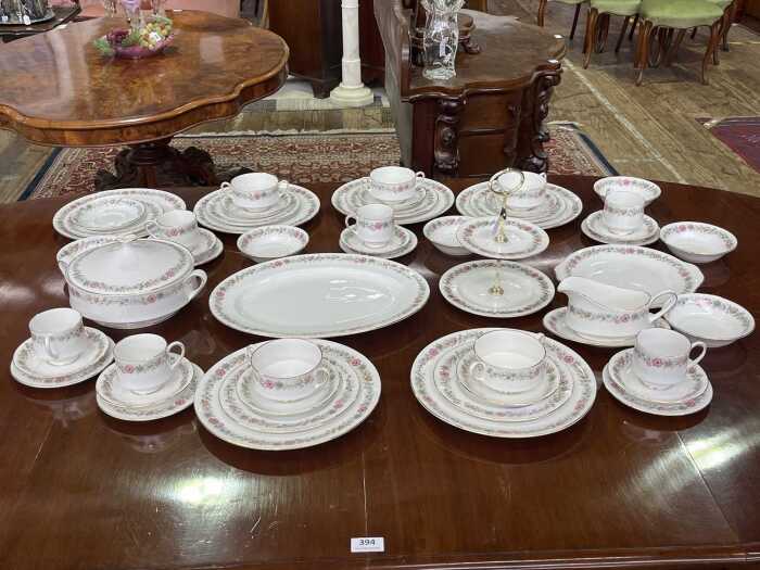 Paragon 'Belinda' porcelain dinner setting for six
