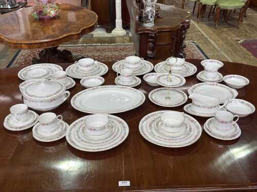 Paragon 'Belinda' porcelain dinner setting for six