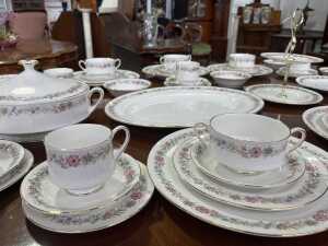 Paragon 'Belinda' porcelain dinner setting for six - 2