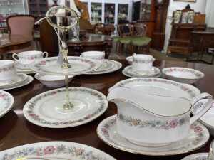Paragon 'Belinda' porcelain dinner setting for six - 3