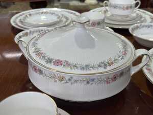Paragon 'Belinda' porcelain dinner setting for six - 4