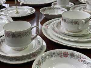 Paragon 'Belinda' porcelain dinner setting for six - 5