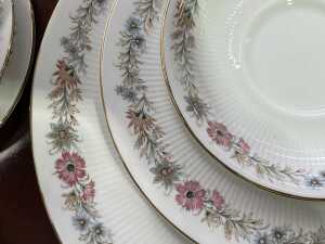 Paragon 'Belinda' porcelain dinner setting for six - 6