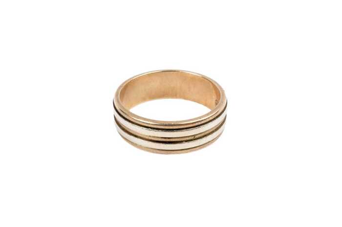 A ridged band in 9 carat yellow and white gold