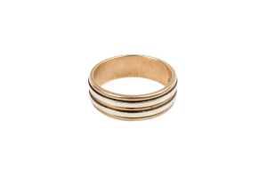 A ridged band in 9 carat yellow and white gold