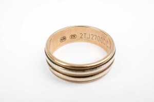 A ridged band in 9 carat yellow and white gold - 4