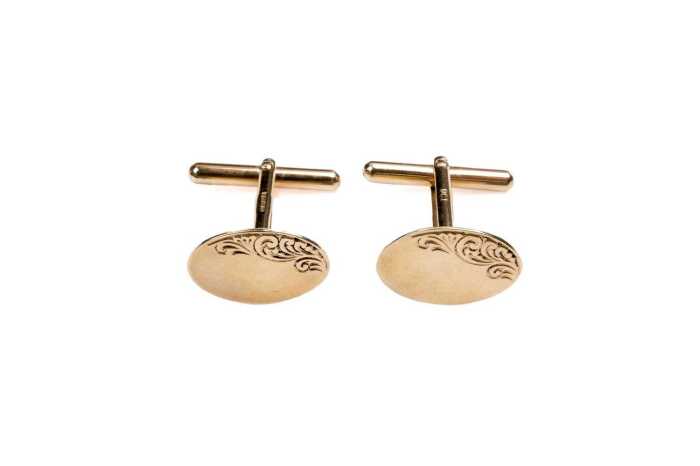 A pair of oval cufflinks in 9 carat yellow gold