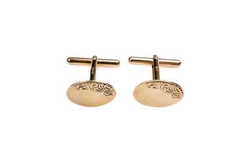 A pair of oval cufflinks in 9 carat yellow gold