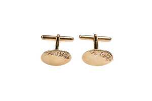 A pair of oval cufflinks in 9 carat yellow gold