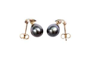 A pair of Tahitian pearl and diamond earrings in 9 carat yellow gold - 3