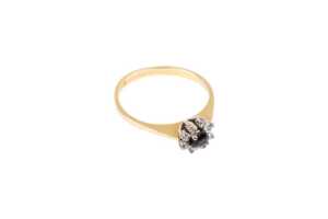 A sapphire and diamond ring in 18 carat yellow gold - 2
