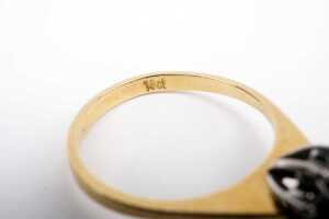 A sapphire and diamond ring in 18 carat yellow gold - 5