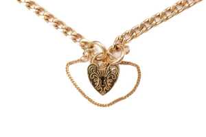 A curb link padlock bracelet in 9 carat yellow gold - 2
