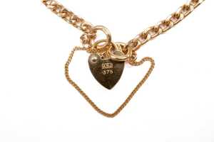 A curb link padlock bracelet in 9 carat yellow gold - 4