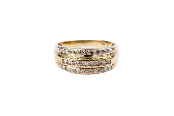 A diamond ring in 9 carat yellow gold