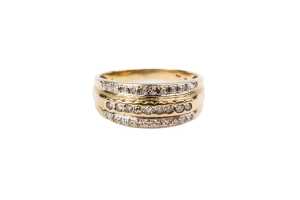 A diamond ring in 9 carat yellow gold