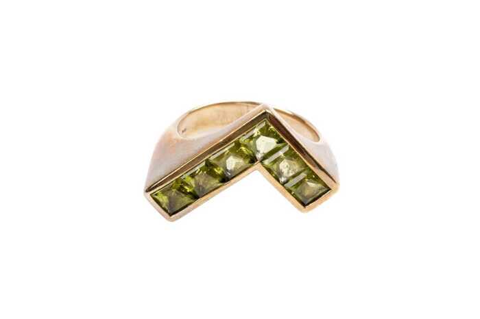 A peridot ring in 9 carat yellow gold