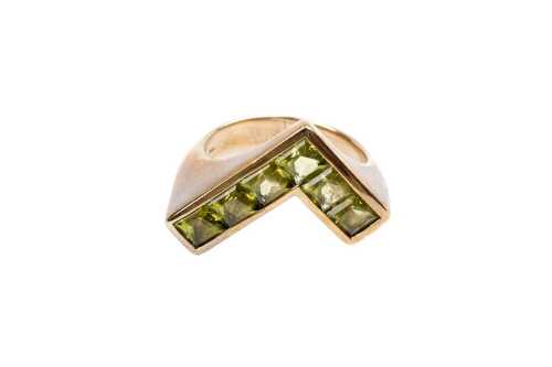 A peridot ring in 9 carat yellow gold