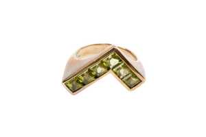 A peridot ring in 9 carat yellow gold