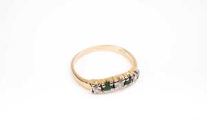 An emerald and diamond ring in 18 carat yellow gold - 2