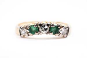 An emerald and diamond ring in 18 carat yellow gold - 3