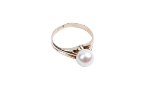 A vintage pearl ring in 18 carat yellow gold