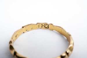 A carved band in 22 carat yellow gold - 4