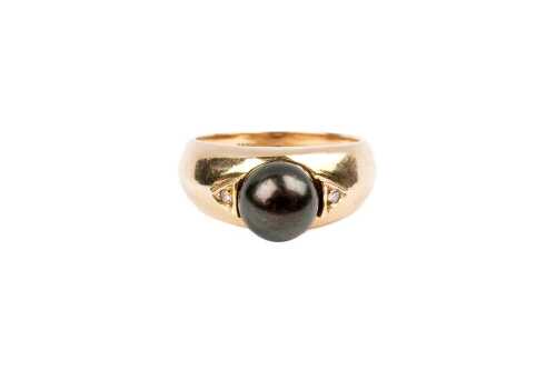 A Tahitian pearl and diamond ring in 14 carat yellow gold