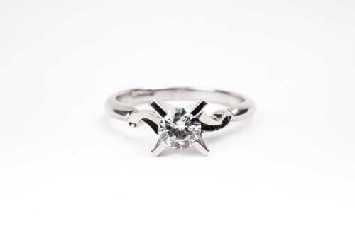 A vintage diamond ring in 18 carat white gold