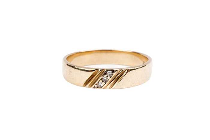 A diamond band in 9 carat yellow gold