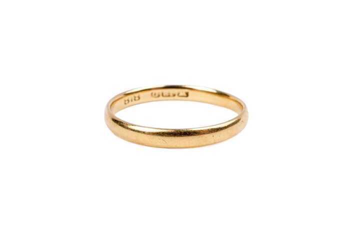 A wedding band in 18 carat yellow gold