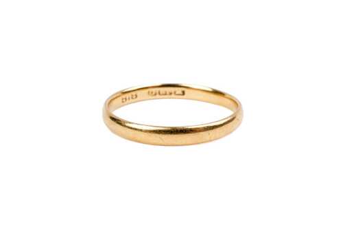 A wedding band in 18 carat yellow gold