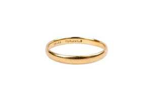 A wedding band in 18 carat yellow gold