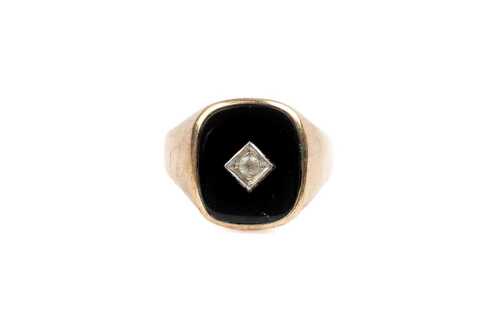 A vintage onyx and white quartz signet ring in 9 carat yellow gold