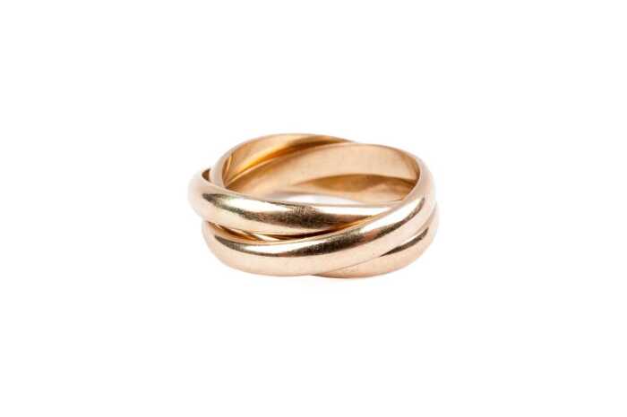 A Russian wedding band in 9 carat yellow gold