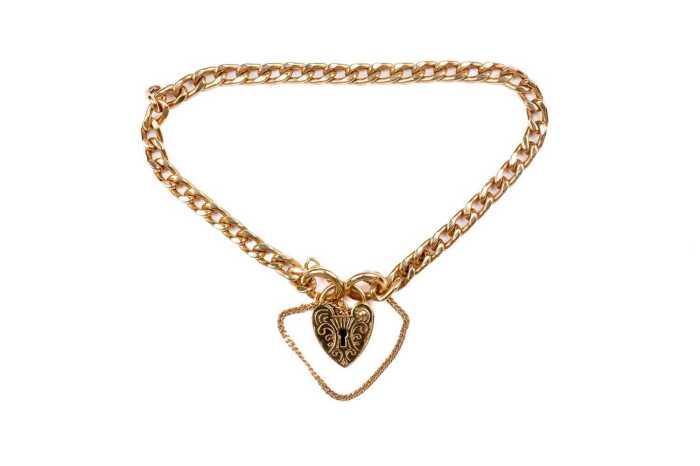 A curb link padlock bracelet in 9 carat yellow gold