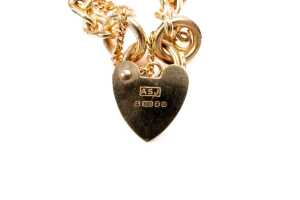 A curb link padlock bracelet in 9 carat yellow gold - 4