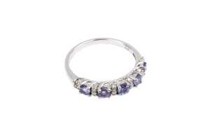 A tanzanite and diamond ring in 9 carat white gold - 2