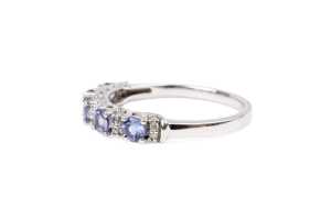 A tanzanite and diamond ring in 9 carat white gold - 3