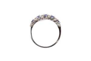 A tanzanite and diamond ring in 9 carat white gold - 4