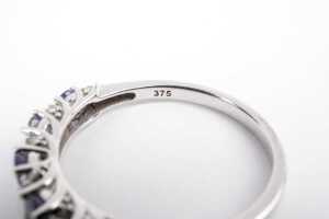 A tanzanite and diamond ring in 9 carat white gold - 5