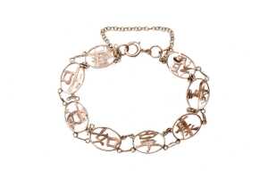 A Chinese character bracelet in 9 carat yellow gold