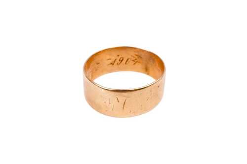 An antique band in 15 carat yellow gold