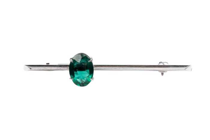 A synthetic emerald brooch in 9 carat white gold