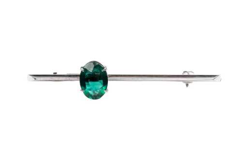 A synthetic emerald brooch in 9 carat white gold